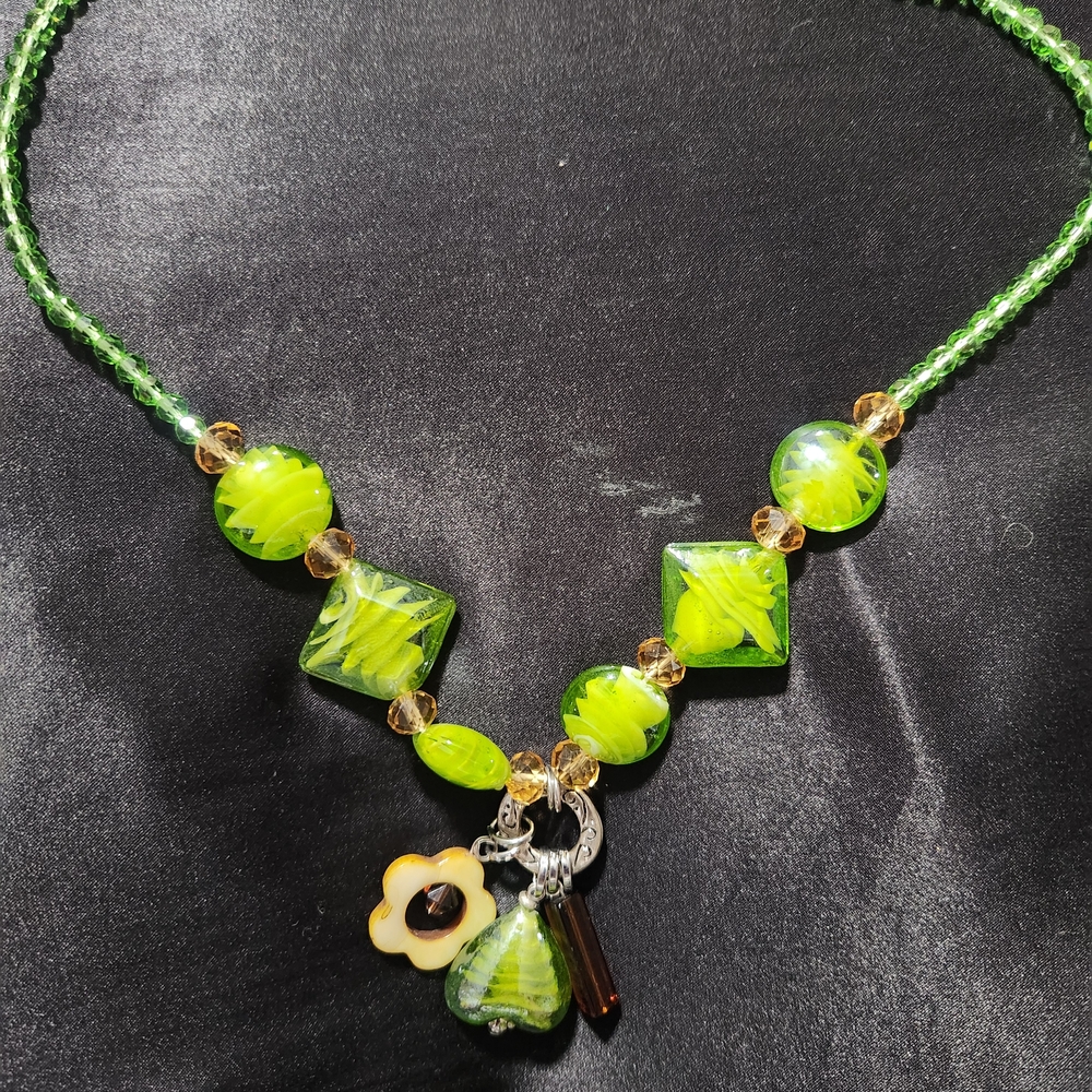 Green Floral Glass Bead Necklace - Picture 7 of 9